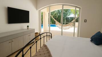 Villa Deluxe, varias habitaciones, balcón, vista a la alberca | Ropa de cama de alta calidad, edredón y cortinas blackout