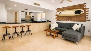 Villa Deluxe, varias habitaciones, balcón, vista a la alberca | Área de sala de estar | Televisión LED de 65 pulgadas con canales digitales y Netflix