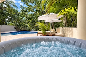 Bañera de hidromasaje privada