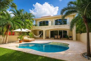 Front of property - Pool Jacuzzi Private Villa 7BR (Puerto Aventuras)