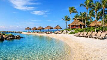 Una playa cerca, arena blanca