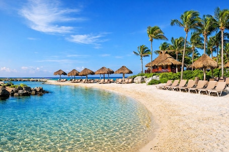 Ubicación cercana a la playa y arena blanca. Pool Jacuzzi Private Villa 7BR