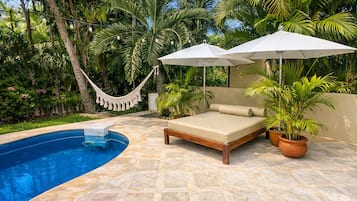 Deluxe-Villa, Mehrere Schlafzimmer, Balkon, Poolblick | Terrasse/Patio