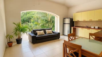 Vila Deluks, beberapa kamar, balkon, pemandangan kolam renang | Dapur pribadi | Lemari es, microwave, oven, dan kompor