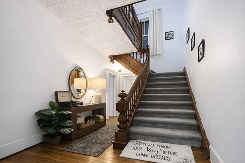 Enjoy 6 comfy beds, a mini‑bar, a classic victrola, and a relaxing clawfoot tub.