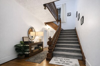 Enjoy 6 comfy beds, a mini‑bar, a classic victrola, and a relaxing clawfoot tub.