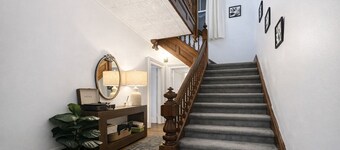 Enjoy 6 comfy beds, a mini‑bar, a classic victrola, and a relaxing clawfoot tub.