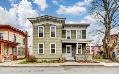 Enjoy 6 comfy beds, a mini‑bar, a classic victrola, and a relaxing clawfoot tub.