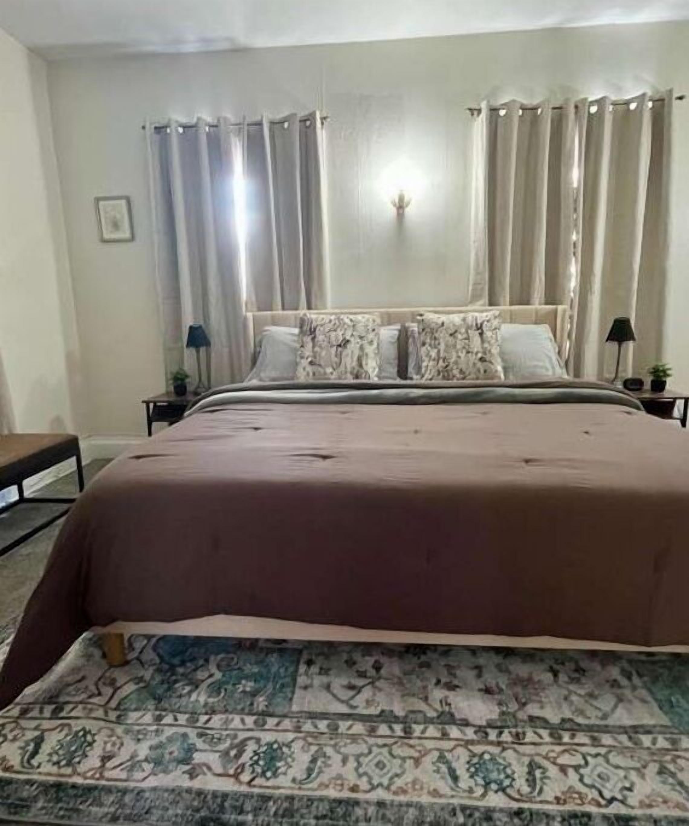 6 bedrooms, iron/ironing board, internet, bed sheets