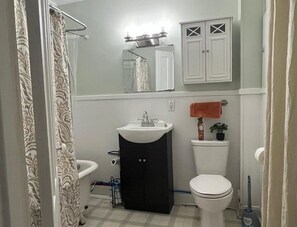 Towels, soap, toilet paper - Enjoy 6 comfy beds, a mini‑bar, a classic victrola, and a relaxing clawfoot tub. (Fort Plain)