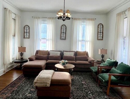 Enjoy 6 comfy beds, a mini‑bar, a classic victrola, and a relaxing clawfoot tub.