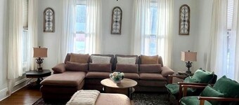 Enjoy 6 comfy beds, a mini‑bar, a classic victrola, and a relaxing clawfoot tub.