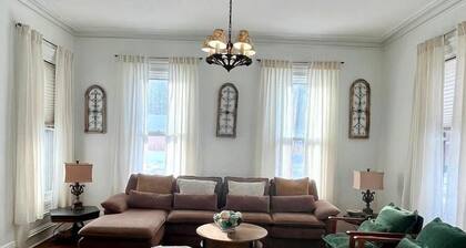 Enjoy 6 comfy beds, a mini‑bar, a classic victrola, and a relaxing clawfoot tub.