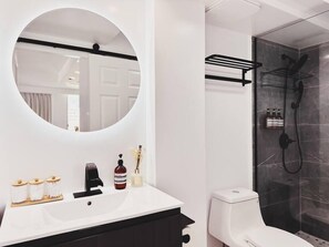 Shower, hair dryer, shampoo - Stunning Lux Boutique 1bdrm near Waikiki Beach (Honolulu)