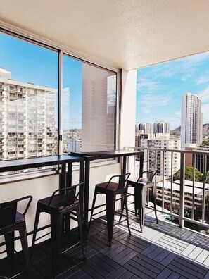Outdoor dining - Stunning Lux Boutique 1bdrm near Waikiki Beach (Honolulu)