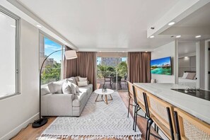 Interior - Stylish Fully Renovated 1bdrm near Waikiki Beach (Honolulu)