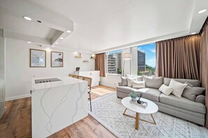Living area - Stylish Fully Renovated 1bdrm near Waikiki Beach (Honolulu)