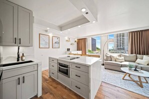 Private kitchen - Stylish Fully Renovated 1bdrm near Waikiki Beach (Honolulu)