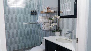 Shower, towels, soap, toilet paper - Gated Retreat with Resort Pool, Caymanas Estate (Portmore)