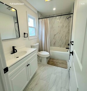 Haartrockner, Handtücher, Seife, Toilettenpapier