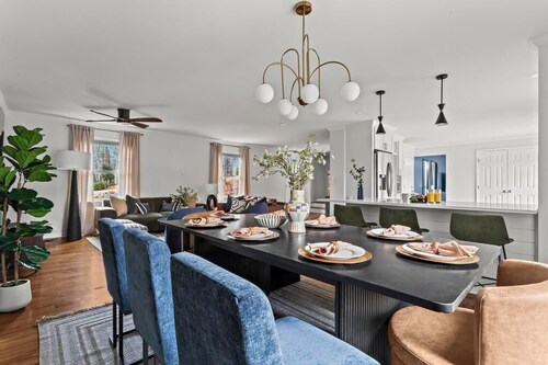 Family Escape• Pool, Hot Tub, Sauna, Speakeasy• Near Truist