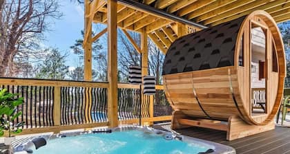 Family Escape• Pool, Hot Tub, Sauna, Speakeasy• Near Truist