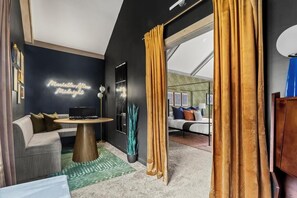 TV - Family Escape• Pool, Hot Tub, Sauna, Speakeasy• Near Truist (Marietta)