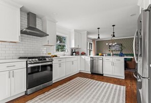 Microwave, oven, dishwasher - Family Escape• Pool, Hot Tub, Sauna, Speakeasy• Near Truist (Marietta)