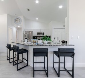 Kjøleskap, mikrobølgeovn, ovn og kokeplater