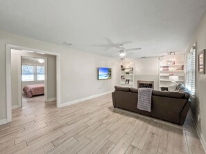 4 bedrooms, iron/ironing board, free WiFi, bed sheets - Coastal Canopy: Cocktail Pool & Shady Retro Ranch
4 bed / 2 bath home (Bradenton)