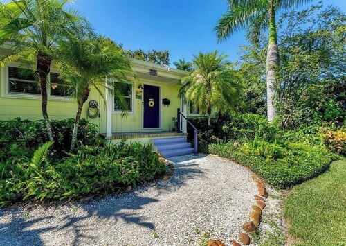 Coastal Canopy, Private Pool: 15 Min to Beach
