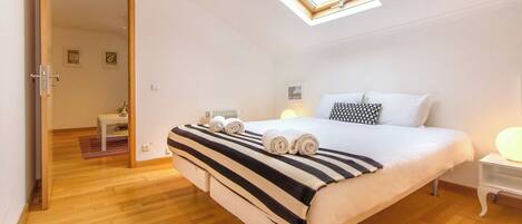 Iron/ironing board, travel crib, WiFi, bed sheets