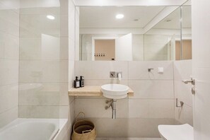 Une salle de bain moderne avec une baignoire, un lavabo et des toilettes.