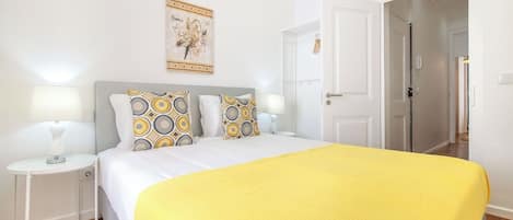 Tabla de planchar con plancha, cuna de viaje, wifi y ropa de cama