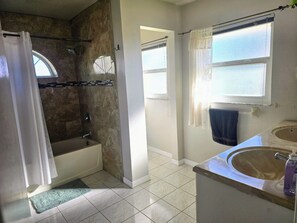 Hair dryer, towels, soap, toilet paper - 4-Bedroom House Private Pool 5 Mi Convention C. and Epic Universe, 7 Mi Disney W (Orlando)