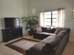 TV, fireplace - 4-Bedroom House Private Pool 5 Mi Convention C. and Epic Universe, 7 Mi Disney W (Orlando)