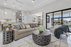 Smart TV, videojuegos, futbolito y tenis de mesa 