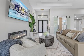 Smart TV, videojuegos, futbolito y tenis de mesa 