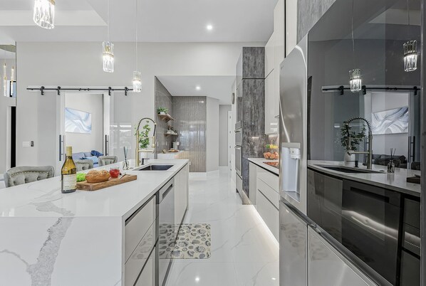 Refrigerador, microondas, horno y parrilla de estufa 