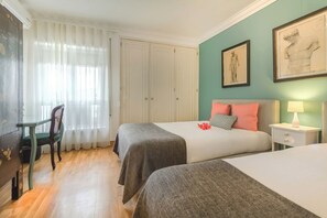 Iron/ironing board, travel crib, WiFi, bed sheets