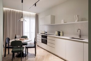 Wasserkocher mit Kaffee-/Teezubehör, Kühlschrank, Mikrowelle, Ofen