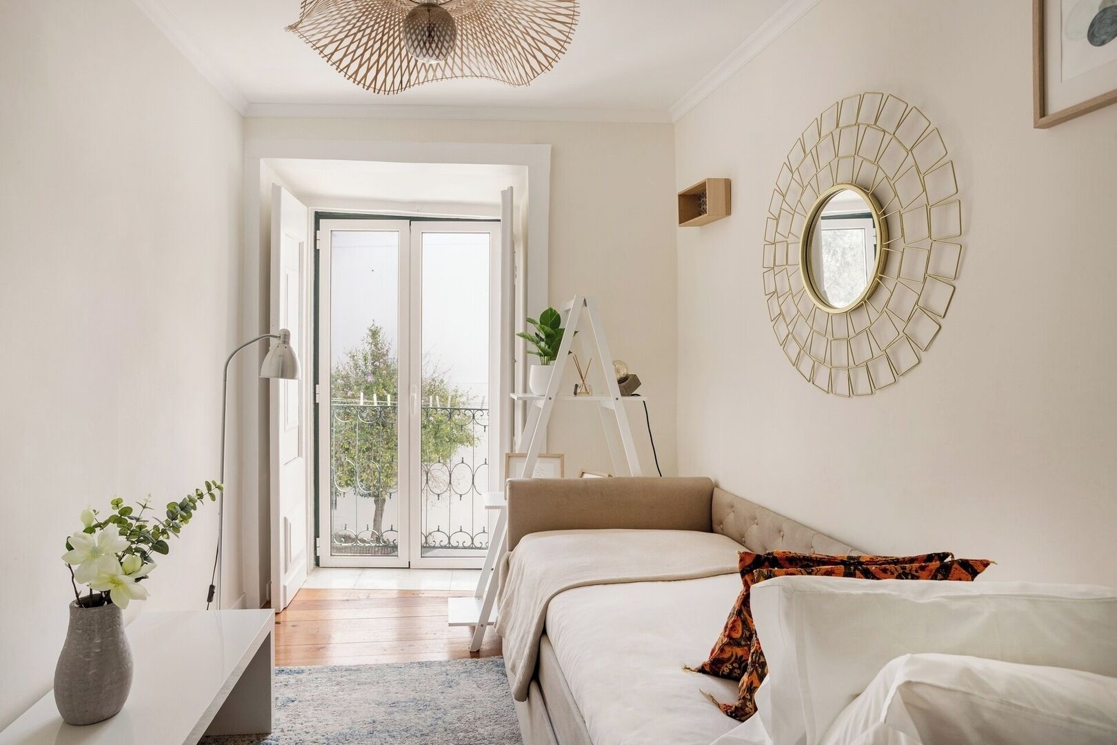 Travel crib, WiFi, bed sheets