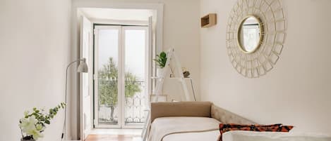 Travel crib, WiFi, bed sheets