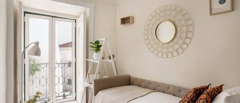 旅行婴儿床、WiFi、床单