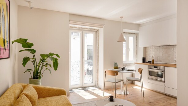 Eine moderne Wohnung mit Wohnzimmer, Essbereich und Küche.