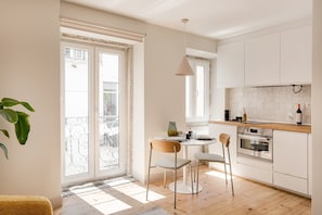 Wasserkocher mit Kaffee-/Teezubehör, Kühlschrank, Ofen, Geschirrspüler