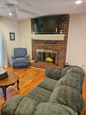 TV, fireplace - Comfortable 3-bedroom home in beautiful Kansas City with AC for FIFA World Cup. (Kansas City)