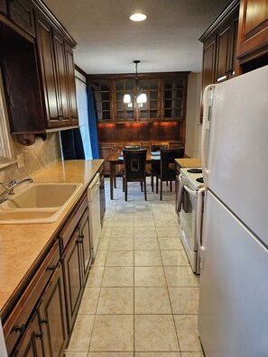 Microwave, oven, stovetop, dishwasher - Comfortable 3-bedroom home in beautiful Kansas City with AC for FIFA World Cup. (Kansas City)