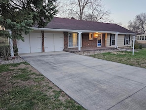 Exterior - Comfortable 3-bedroom home in beautiful Kansas City with AC for FIFA World Cup. (Kansas City)