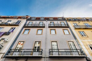 A multi-story building with balconies, windows, and a clear sky. - Olarias Terrace Lisbon VI (Lisbon)